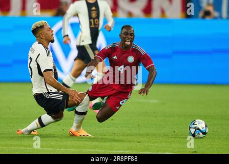 Benjamin Henrichs, DFB 13 concourent pour le ballon, s'attaquer, fouiller, duel, tête, Zweikampf, action, lutte contre Deiver Machado, Columbia Nr.4 dans le match amical ALLEMAGNE - COLUMBIA 0-2 DEUTSCHLAND - KOLUMBIEN 0-2 préparation pour les Championnats d'Europe 2024 en Allemagne, saison 2023/2024, on 20 juin 2023 à Gelsenkirchen, Allemagne. © Peter Schatz / Alamy Live News Banque D'Images