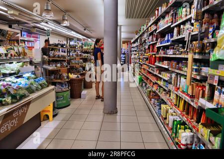 VIENNE, AUTRICHE - 4 AOÛT 2022 : les gens visitent l'épicerie Spar en Autriche. Spar est une grande chaîne de supermarchés en provenance des pays-Bas. Banque D'Images