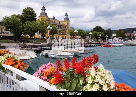 La ville fleurit à Velden am Worther See en Autriche. Marigold, Salvia splendens (sauge écarlate) et begonia. Banque D'Images