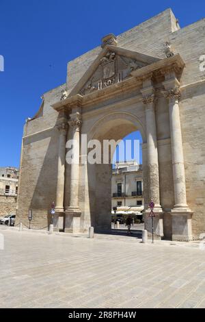 Lecce, Italie - ville dans la péninsule de Salento. Arc de Porta Napoli Triumphal. Banque D'Images
