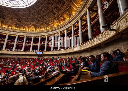 Vue générale de l'hémicycle à l'Assemblée nationale pendant la session de questions au gouvernement. Séance de questions pour le gouvernement d'Elisabeth porté à l'Assemblée nationale, au Palais Bourbon à Paris. Banque D'Images