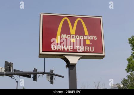 West Lafayette - 18 juin 2023 : restaurant McDonald's. McDonald's offre aux employés des salaires horaires plus élevés, des congés payés et des frais de scolarité. Banque D'Images