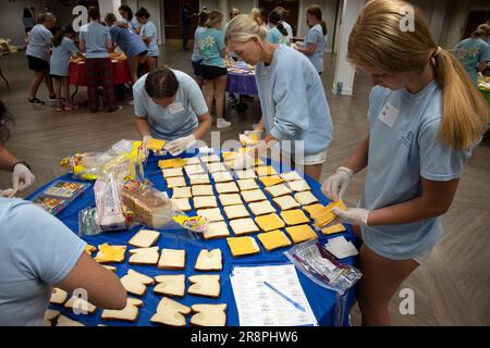 Marietta, Géorgie, États-Unis. 21st juin 2023. Des dizaines de jeunes femmes et leurs mères issues d'une ligue caritative locale ont affouté leurs talents de lunch à l'église baptiste de Johnson Ferry, en faisant au moins 500 sandwichs pour ceux qui en ont besoin cet été. Ils faisaient partie du Sandwich Project, une organisation à but non lucratif qui assemble et distribue des sandwiches faits maison pour répondre aux besoins de pénurie alimentaire dans le métro d'Atlanta. (Credit image: © Robin Rayne/ZUMA Press Wire) USAGE ÉDITORIAL SEULEMENT! Non destiné À un usage commercial ! Banque D'Images