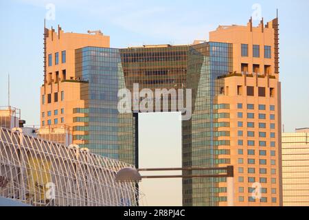 TOKYO, JAPON - 2 DÉCEMBRE 2016 : Tokyo Baycourt Club Hôtel et Spa bâtiment dans le quartier Ariake de la ville de Koto à Tokyo, Japon. Banque D'Images