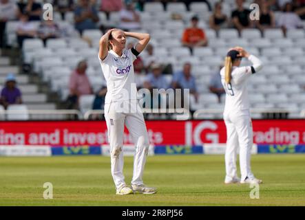 Le Lauren Filer d'Angleterre réagit au cours du premier jour du premier match d'essai de cendres féminin à Trent Bridge, Nottingham. Date de la photo: Jeudi 22 juin 2023. Banque D'Images