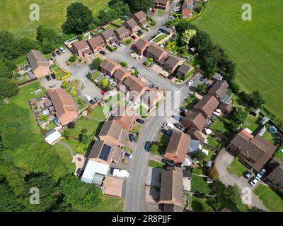 Vue aérienne de maisons modernes dans un cul de sac entouré d'un parc à Hereford au Royaume-Uni en juin 2023 Banque D'Images