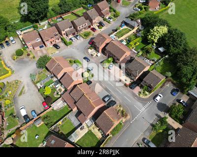 Vue aérienne de maisons modernes dans un cul de sac entouré d'un parc à Hereford au Royaume-Uni en juin 2023 Banque D'Images