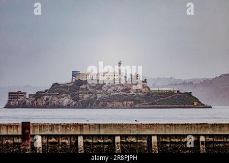 Photographie ancienne de la prison d'Alcatraz depuis le quai de l'embarcadère 39 du quai des pêcheurs de la baie de San Francisco, une ville de l'État de Californie Banque D'Images