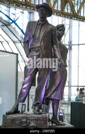 Le National Windrush Monument by Basil Watson à la gare de Waterloo, Londres Banque D'Images