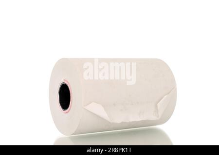 Un rouleau de ruban de caisse en papier, isolé sur fond blanc. Banque D'Images