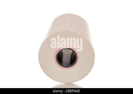Un rouleau de ruban de caisse en papier, isolé sur fond blanc. Banque D'Images