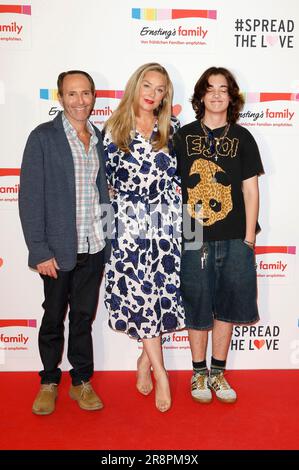 Elisabeth Röhm mit Ehemann Peter Glatzer und Sohn Easton août Anthony Wooster BEI der Ernster's Family Fashion Show im Hotel Atlantic. Hambourg, 19.06.2023 Banque D'Images