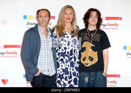 Elisabeth Röhm mit Ehemann Peter Glatzer und Sohn Easton août Anthony Wooster BEI der Ernster's Family Fashion Show im Hotel Atlantic. Hambourg, 19.06.2023 Banque D'Images