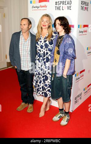 Elisabeth Röhm mit Ehemann Peter Glatzer und Sohn Easton août Anthony Wooster BEI der Ernster's Family Fashion Show im Hotel Atlantic. Hambourg, 19.06.2023 Banque D'Images