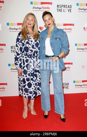 Elisabeth Röhm und Bar Refaeli BEI der Ernsting's Family Fashion Show im Hotel Atlantic. Hambourg, 19.06.2023 Banque D'Images