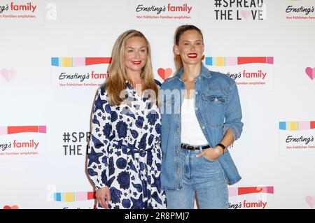 Elisabeth Röhm und Bar Refaeli BEI der Ernsting's Family Fashion Show im Hotel Atlantic. Hambourg, 19.06.2023 Banque D'Images