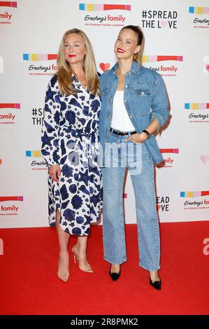 Elisabeth Röhm und Bar Refaeli BEI der Ernsting's Family Fashion Show im Hotel Atlantic. Hambourg, 19.06.2023 Banque D'Images