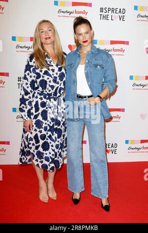 Elisabeth Röhm und Bar Refaeli BEI der Ernsting's Family Fashion Show im Hotel Atlantic. Hambourg, 19.06.2023 Banque D'Images