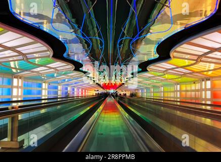 Le tunnel au néon de l'aéroport international de Chicago O'Hare Banque D'Images