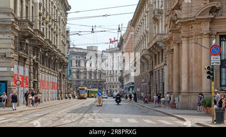 Milan, Italie - 15 juin 2019: Vue sur la rue via Orefici en centre ville jour d'été. Banque D'Images