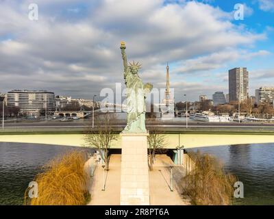 Vue aérienne par drone de la Statue de la liberté de Paris, France, avec la Tour Eiffel en arrière-plan Banque D'Images