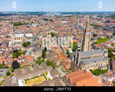 Paysage urbain de drone aérien avec l'église notre-Dame (notre-Dame) de Bruges et de la rue Cathédrale de Salvator (Saint Sauveur), la cathédrale catholique romaine a Banque D'Images