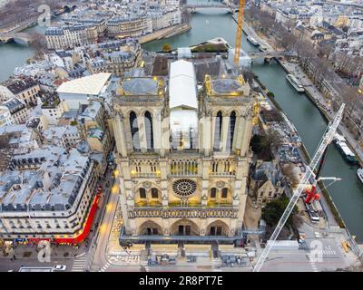 Vue aérienne par drone de la cathédrale notre-Dame pendant les travaux de réparation à Paris, France. La restauration de la cathédrale notre-Dame de Paris est due à la Banque D'Images