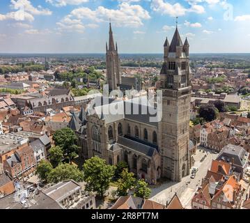 Vue aérienne de St. La cathédrale de Salvator, la cathédrale catholique romaine de Bruges, Belgique. St. Salvator (Sauveur) est la principale église de la ville de Brug Banque D'Images