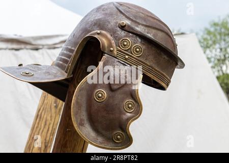 vue horizontale au premier plan d'un casque impérial ou de la galéa d'un soldat de l'ancien empire romain Banque D'Images