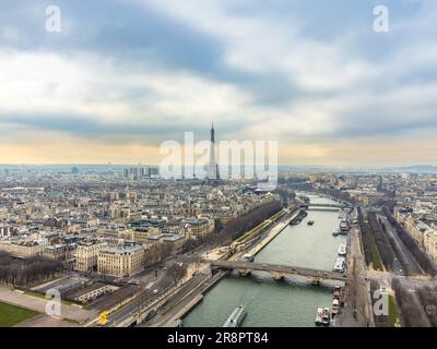 Paysage urbain de drone aérien de Paris France, avec la Tour Eiffel au-dessus de la Seine et le Pont Alexandre III Banque D'Images