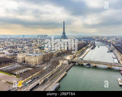 Paysage urbain de drone aérien de Paris France, avec la Tour Eiffel au-dessus de la Seine et le Pont Alexandre III Banque D'Images