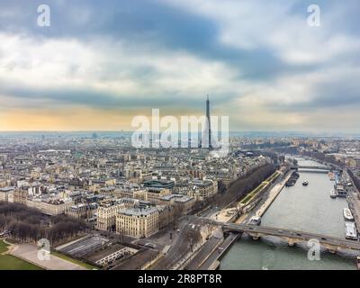 Paysage urbain de drone aérien de Paris France, avec la Tour Eiffel au-dessus de la Seine et le Pont Alexandre III Banque D'Images