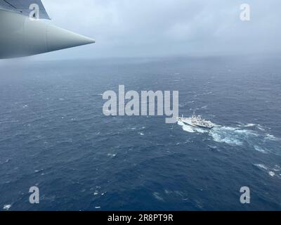 Une station aérienne de la Garde côtière Elizabeth City, Caroline du Nord HC-130 Hercules survole le navire de recherche français l’Atalante à environ 900 milles à l’est de Cape Cod pendant la recherche du submersible de 21 pieds Titan, 21 juin 2023. Le commandement unifié cherche cinq personnes après que le navire de recherche canadien Polar Prince ait perdu le contact avec son submersible pendant une plongée 18 juin 2023. Photo de courtoisie Banque D'Images