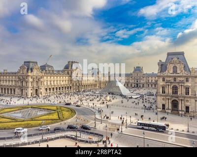 Vue aérienne par drone du palais et du musée du Louvre, l'un des endroits les plus emblématiques de Paris, France Banque D'Images