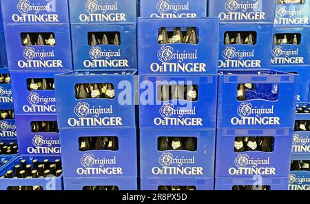 Viersen, Allemagne - 9 juin. 2023: De nombreuses caisses de dépôt de bière Oettinger bleu empilées dans le magasin allemand Banque D'Images