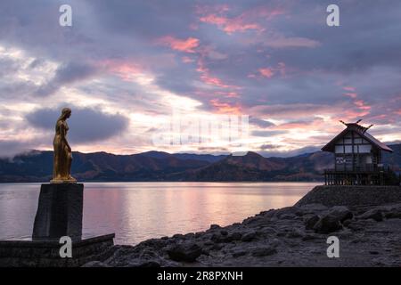 Morning Lake Tazawa et Statue de la princesse Tatsuko Banque D'Images