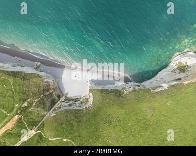 Photo d'un drone aérien d'une vue de haut en bas sur les falaises d'Etretat en France. Banque D'Images