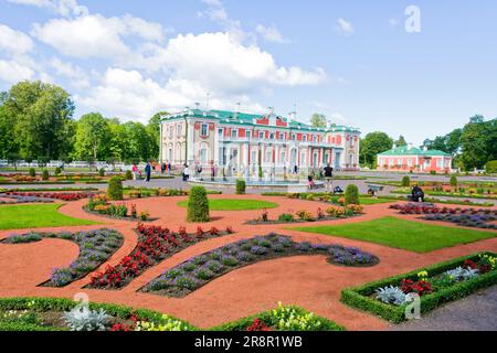 Le palais Kadriorg avec ses beaux jardins a été construit par Pierre le Grand de Russie à Tallinn et est actuellement un musée d'art d'Estonie Banque D'Images