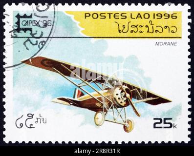 LAOS - VERS 1996: Un timbre imprimé au Laos montre Morane, avion français antique, vers 1996 Banque D'Images