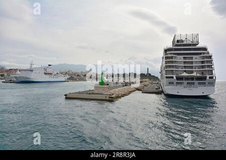 Split, Croatie - 12 mai 2023. Un méga paquebot de croisière a amarré dans le port de la ville côtière historique de Split. Il reste un bateau de croisière plus petit Banque D'Images