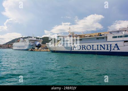 Split, Croatie - 12 mai 2023. Des ferries à destination des îles voisines sont installés dans le port de la ville côtière historique de Split, en Dalmatie Banque D'Images