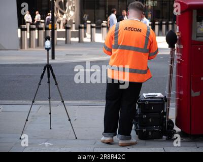 ouvrier travaillant pour Aecom mesurant le son dans la rue avec sonomètre numérique, décibel mètre, sur trépied. Banque D'Images