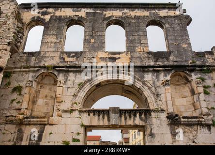 La porte d'argent du 6th siècle dans les murs de la ville de Split, Croatie. Partie du palais de Dioclétien. ALIAS Srebrena Vrata, Porta argentea, porte de l'est Banque D'Images