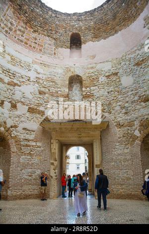 Split, Croatie - 12 mai 2023. Le vestibule du 4th siècle dans le palais de Dioclétien. Également appelé le Rotonda ou l'Atrium Banque D'Images