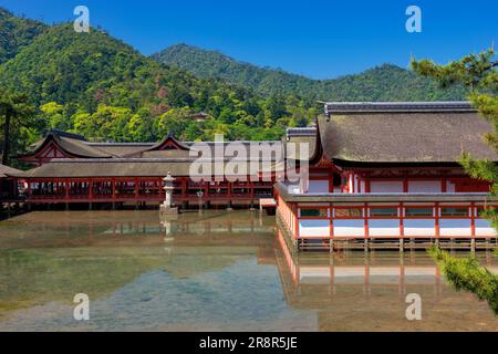 Le sanctuaire d'Itsukushima et deux pagode storied sur l'île de Miyajima Banque D'Images