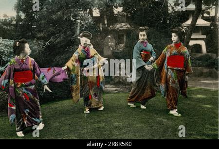 Photographies montrant des scènes au Japon à la fin de 19th et au début de 20th siècles. Scènes de rue, bâtiments, personnes, vues topographiques et événements au Japon, y compris une éruption volcanique. Banque D'Images