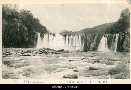 Photographies montrant des scènes au Japon à la fin de 19th et au début de 20th siècles. Scènes de rue, bâtiments, personnes, vues topographiques et événements au Japon, y compris une éruption volcanique. Banque D'Images