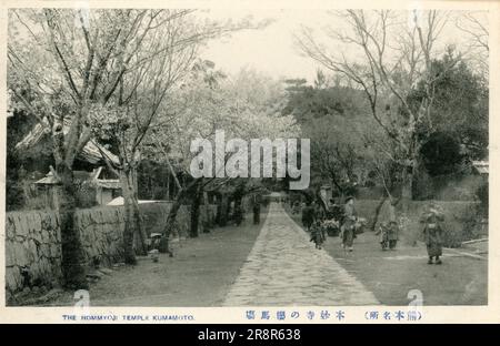Photographies montrant des scènes au Japon à la fin de 19th et au début de 20th siècles. Scènes de rue, bâtiments, personnes, vues topographiques et événements au Japon, y compris une éruption volcanique. Banque D'Images