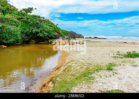 Rivière allant vers la mer avec le sable, les rochers et la forêt sur le côté de Serra Grande à Bahia Banque D'Images