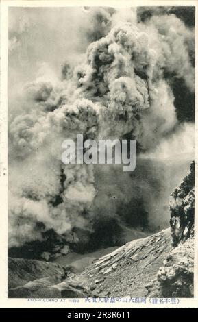 Photographies montrant des scènes au Japon à la fin de 19th et au début de 20th siècles. Scènes de rue, bâtiments, personnes, vues topographiques et événements au Japon, y compris une éruption volcanique. Banque D'Images
